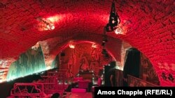 თუ კლიენტი კაფეს სარდაფში შეუკვეთავს კოქტეილს „დამსაჯე, ჩემო ქალბატონო“, მტკივნეულ რიტუალში აღმოჩნდება. მასში ნახევრად შიშვლები მონაწილეობენ და მათრახსა და ცხელ ცვილსაც იყენებენ.