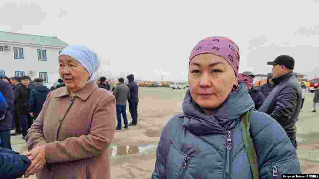 Еске алу шарасына 2011 жылы оқиға кезінде "аяғыма оқ тиді, сол кезде берілген 500 мың теңгеден басқа көмек тимеді, қазір жұмыссызбын" деген Гүлмира Хангереева есімді 35 жастағы әйел де келді. Ол өзін Жаңаөзен оқиғасынан зардап шеккен азаматтардың бірі ретінде таныстырды. Хангереева облыс әкімі Нұрлан Ноғаевтың атына өзін жұмысқа алуды сұрап жазған арызын әкелген. Жиналғандардың бір бөлігі оның арызын құптап, қол қойып жатты.