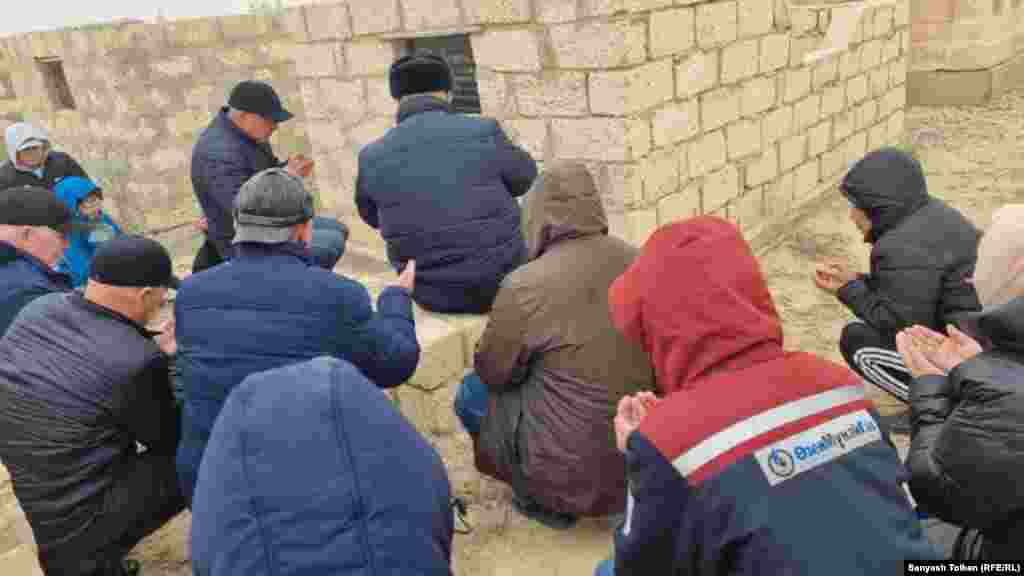 Жиналғандар оқиға құрбандарының атып атап, құран бағыштады. Белсенді Нұрлыбек Нұрғалиев 2011 жылы "қанға бөккен ауруханада алған жарасы жанына батып, ыңырсыған адамдардың үні әлі құлағымызда, бұл оқиғаны ұмытпаймыз" деді.&nbsp;