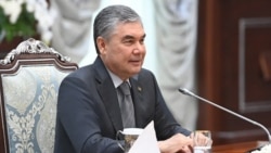 Döwlet edaralary Berdimuhamedowyň täze goşgusy ýazylan plakatlary satyn almaly edildi