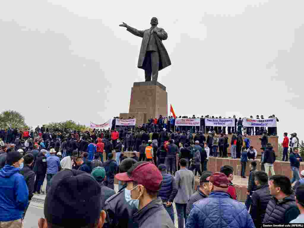 Күндүн экинчи жарымында мурдагы мэр Мелис Мырзакматовдун кайтып келүүсүн талап кылган ураандар айтыла баштады. Аянтта аны колдогон плакаттар да пайда болду. 14:54,&nbsp;6-октябрь, 2020-жыл.