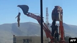 اجساد افرادی که از سوی طالبان در ولایت هرات در شهر آویخته شده بودند