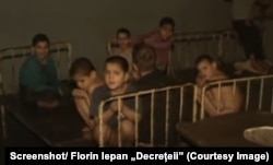 Copii abandonați în orfelinatul de la Cighid- Imagine din filmul „Născuți la comandă. Decrețeii” în regia lui Florin Iepan.