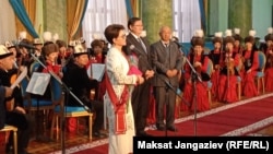 Сыйлык тапшыруу учуру. 