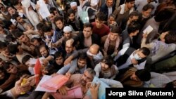 "Талибан" жарандарга паспорт берүүнү кайра жандандыргандан кийинки Кабулдагы паспорт кеңсесинин алдындагы кырдаал. 6-октябрь, 2021-жыл. 