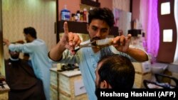 حکومت طالبان محدودیت های را بر سلمانی ها وضع کرده و این مسئله منجر به کاهش عواید سلمان ها شده است