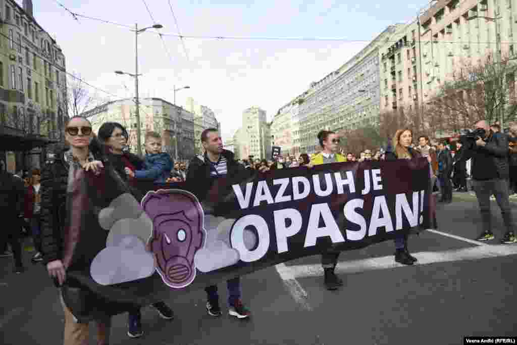 "Ja neću da gledam kako mojoj deci zagađenje donosi bolest ili ih tera u izbeglistvo. Meni treba vaša pomoć, ja ne mogu sam", rekao je u svom govoru Bojan Simišić iz "Eko straže", neformalnog udrudruženja koje je organizovalo okupljanje. On je poručio i da zagađenje ne mora da se meri jer se ono, kako je naveo, vidi.