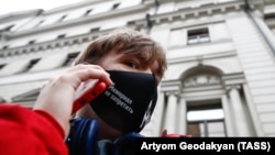 "Don't ban Memorial." Demonstrators gathered in front of the Supreme Court building in Moscow on December 14 to support the rights organization.