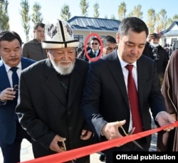 Ариет Туратбеков азыркы тапта президенттин аппаратында иштеп жатат. Сүрөт 2021-жылы 25-октябрда Мыкан айылында тартылган.