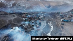 Кара-Кече кенинде көмүр жүктөөнү күтүп жаткан унаалар. 2021-жыл, 30-ноябрь