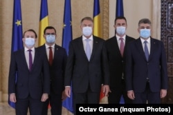 Președintele Iohannis a reevaluat PSD și a permis formarea noului Guvern. Imagine din 2021 de la învestirea guvernului Ciucă. În primul rând, președintele PNL, președintele României și președintele PSD.