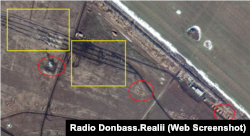 Ось супутникові знімки цього місця. Червоним виділені ополи ЛЕП, ліворуч та сама характерна опора, що вирізняється серед інших. Жовтим виділені характерні сліди від танкових гусениць.