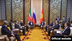 Кыргызстандын Министрлер кабинетинин төрагасы Акылбек Жапаров Орусиянын курамындагы Татарстан Республикасынын президенти Рустам Минниханов менен жолугушту.  19-ноябрь, Бишкек