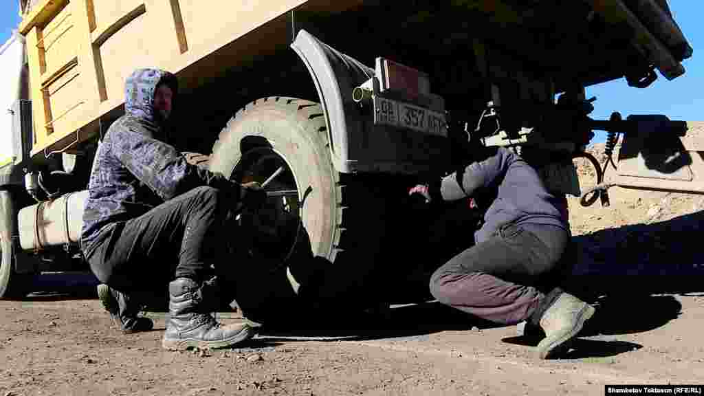 "Жол азабы, көр азабы" дегендей жолдун начардыгынан чон машинелердин дөңгөлөгү көп жарылып, айдоочулар кошумча чыгым тартышат.&nbsp;