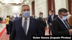 Premierul Ciucă (foto stânga)i-a cerut ministrului Muncii, Marius Budăi, (foto dreapta) să înceteze declarațiile despre renegocierea PNRR și majorarea pensiilor. Imagine generică din Parlament cu premierul și ministrul Muncii.