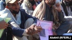 متقاضیان دریافت پاسپورت هر روز ساعت های طولانی در برابر دفاتر توزیع پاسپورت منتظر می نشینند و در آخر روز تعداد اندکی از افراد موفق به دریافت آن میگردند