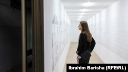 Ekspozita është realizuar nga Fondi për të Drejtën Humanitare të Kosovës dhe organizata e pavarur mediale Kosovo 2.0.