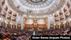 Un senator reprezintă 168.000 de români și un deputat 73.000. Această normă ar putea rămâne aceeași chiar dacă populația rezidentă a scăzut.