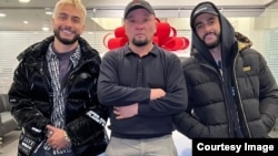 Эген Апсаматов  орусиялык блогер Гусейн Гасанов менен. 
