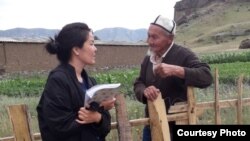 Тоо-кен  тармагы боюнча серепчи Назгүл Аксариева эл арасында изилдөө жүргүзүүдө. 