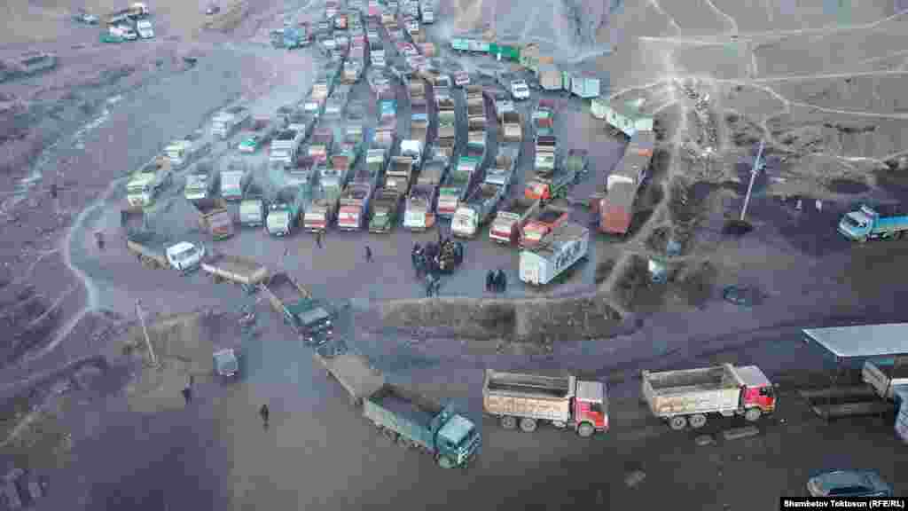 "Көмүрдүн бир тоннасын Бишкекте 3000 сомдон сатам" деген айдоочулар кенге кезексиз кирип жатат.&nbsp;