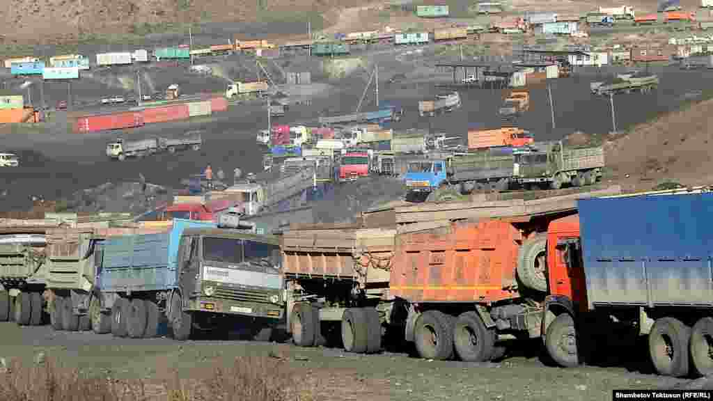 Көмүргө кезек менен кирүүдө башаламандык болбошу үчүн быйыл атайын кызматтын "Альфа" бөлүгүнүн жоокерлери да тартылган. Айдоочулар криминал жоюлганын айтып жатышат.&nbsp;