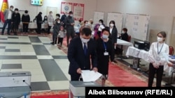 Садыр Жапаров добуш берип жаткан учур. 11-апрель, 2021-жыл. 