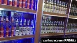 Aşgabatdaky içgi dükanynyň tekjesi