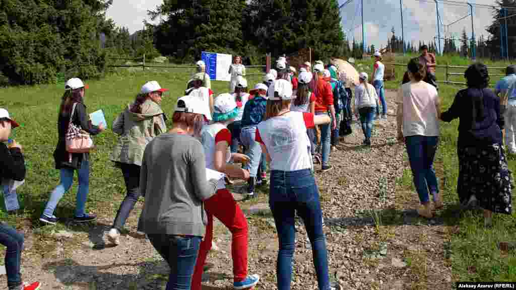 Көрмеге келушілердің арасында "Жер - ортақ үйіміз" білім бағдарламасына қатысып жүрген балалар да болды. Елдің әр түкпірінен келген 45 дарынды баланы ересектер ертіп жүрді.