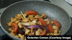 Mâncare după o rețetă peruană gătită de Liz și Ovidiu