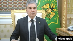 Gurbanguly Berdimuhamedow egindeşleriniň hasabatlaryny diňleýär. 3-nji dekabr, 2021. 