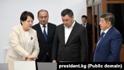 Президент Садыр Жапаров “Кыргызиндустрия” мекемеси чыгара баштаган ноутбуктарды көрүп жаткан учуру. Архивдик сүрөт