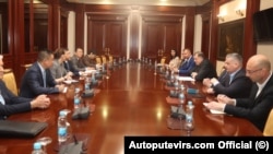 Rukovodstvo RS-a s predstavnicima kineske korporacije CRBC, na sastanku u Banjoj Luci, 25. 4. 2023.