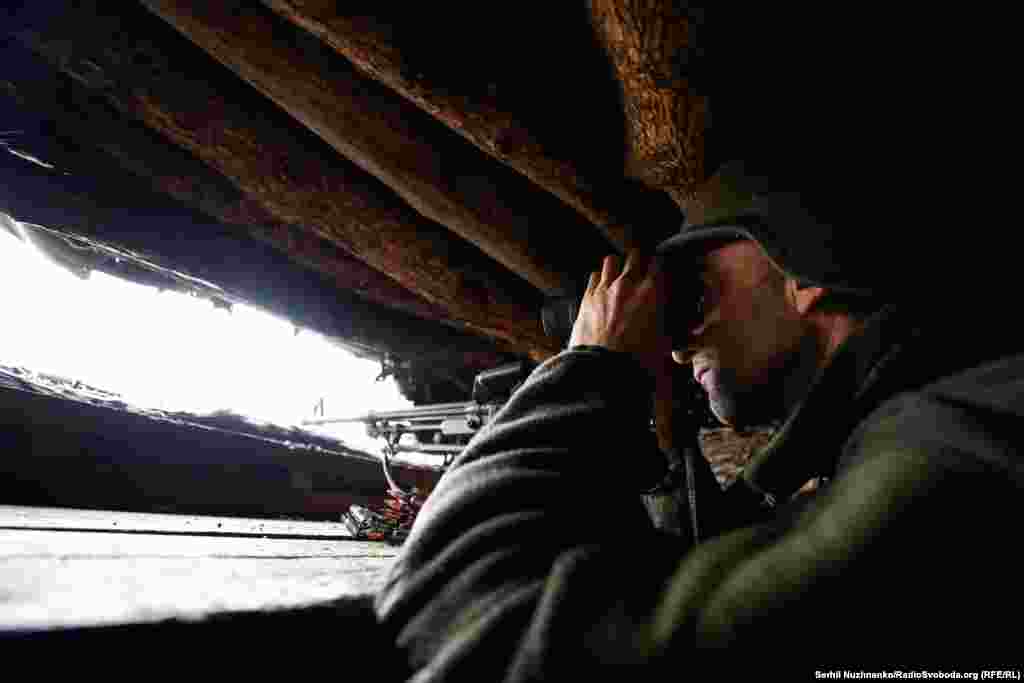 Військовий 10-ї окремої гірсько-штурмової бригади з позивним &laquo;Гуцул&raquo; веде спостереження за своєю ділянкою. Пильнують територію військові постійно, щоб вчасно виявити переміщення противника