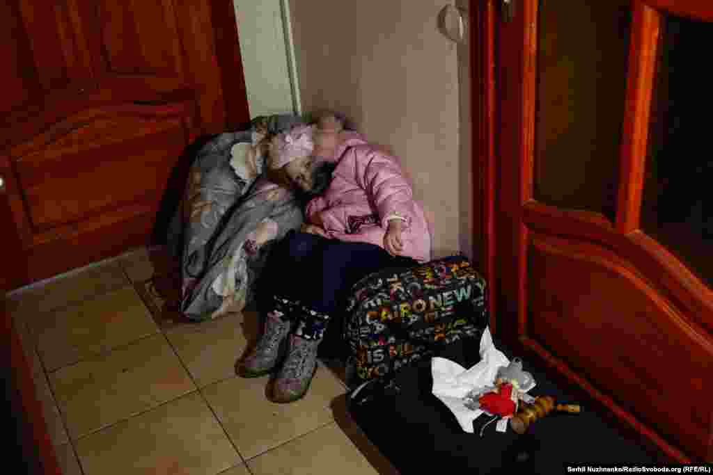 Дитина ховається в коридорі своєї квартири, пошкодженої під час ударів російських&nbsp;&nbsp;&laquo;шахедів&raquo;. У цей час ще триває повітряна тривога, за вікном чути роботу ППО