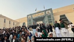 د پېښور های کورټ ودانۍ مخې ته د تحریک انصاف ځینې پلویان ولاړ دي - د جنورۍ ۱۰مې انځور.