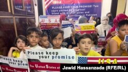 تعداد زیادی از کودکان نیز در این گردهمایی اعتراضی اشتراک کرده بود و میخواستند تا به کیس های شان رسیده گی شود تا آنان بتوانند دروس خود را دنبال کنند