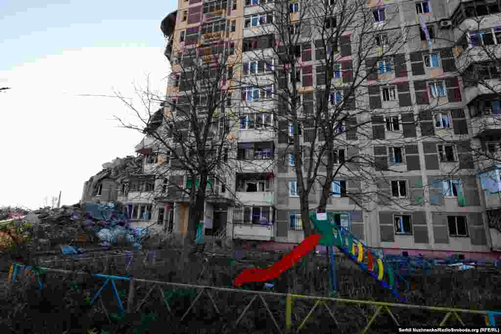 Цілий під'їзд багатоповерхівки &laquo;склався&raquo;&nbsp;унаслідок&nbsp;влучення КАБу (керованої авіабомби). І тільки вціліла дитяча гірка нагадує, що до приходу російської армії тут було мирне життя