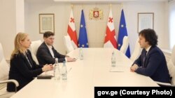 ეროვნული ბანკის პრეზიდენტი ნათია თურნავა, „ლიბერთი ბანკის“ გენერალური დირექტორი ბექა გოგიჩაიშვილი, საქართველოს პრემიერ-მინისტრი ირაკლი კობახიძე. 