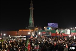 د مارچ پر ۲۵مه د لاهور جلسې ته د تحریک انصاف ګڼ پلویان ورغلي ول.