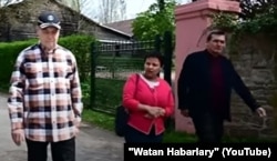 Рашид Мередов (справа) прогуливался в компании Гурбангулы Бердымухамедова (слева) во время посещения конного хозяйства (фото с сюжета программы «Ватан»).