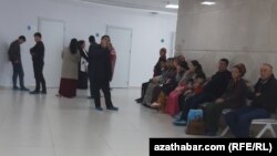 Türkmenistanyň lukmançylyk edaralarynyň birinde nobatynyň ýetmegine garaşýan raýatlar (Illýustrasiýa suraty)