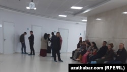 Näsaglaryň nobaty. Arhiw suraty