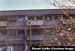Stan Šućrija Ćeljikua u Severnoj Mitrovici 90-ih godina. Na terasi su njegovi roditelji i brat.