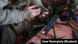Український військовослужбовець 24-ї окремої механізованої бригади готує безпілотник для огляду позицій поблизу міста Горлівка, Донецька область, Україна, 17 січня 2024 року