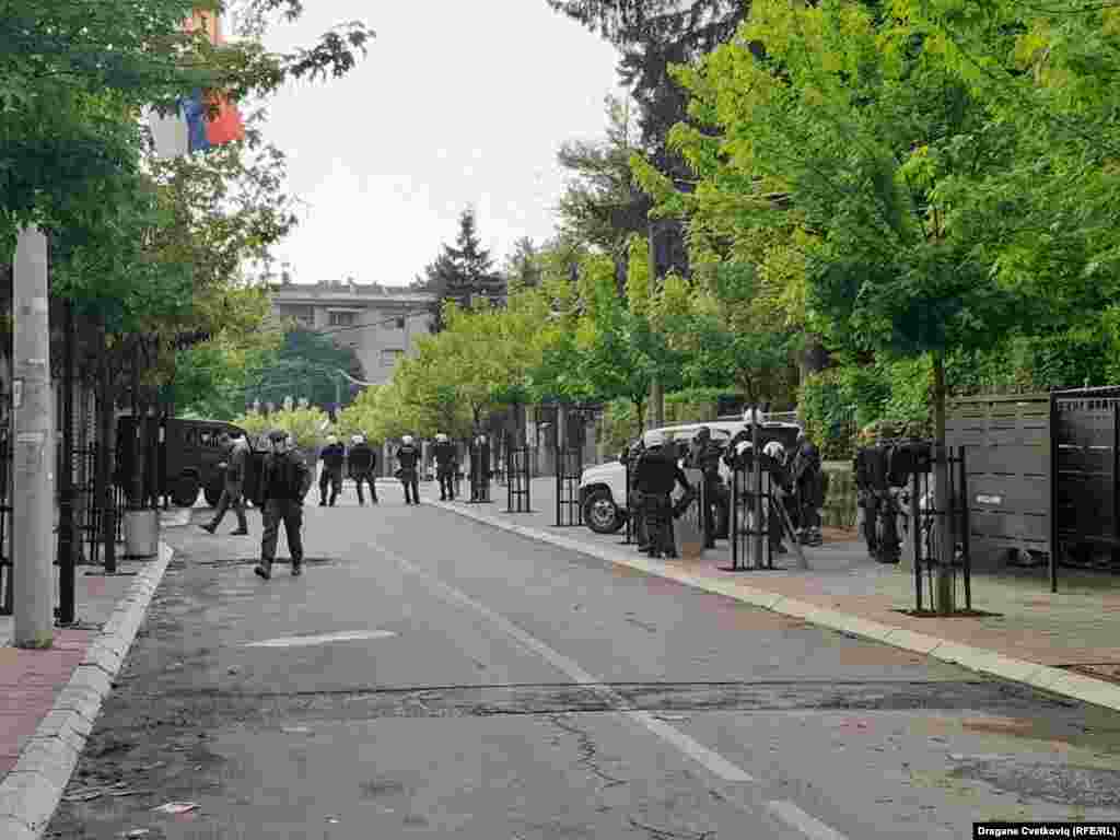 Forca të shtuara të NATO-s në veri. Shefi i NATO-s, Jens Stoltenberg, i ka bërë thirrje Qeverisë së Kosovës që të mos ndërmarrë "hapa të njëanshëm dhe destabilizues".&nbsp;