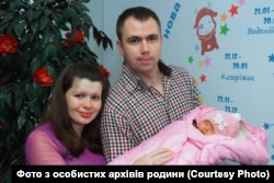 Мама і тато з новонародженим малям. Фото з особистих архівів родини