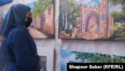 دخترانی که نزد ماریا ارباب زاده هنر نقاشی را می آموزند خرسند اند که چنین فرصتی برای شان یافت شده است تا از تنهایی و غصه نجات یابند