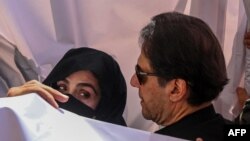 عمران خان او د هغه مېرمن بشرا بي بي د یوې قضیې اورېدنې لپاره عدالت ته ځي ـ پخوانی انځور.