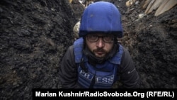 د ازادې اروپا راډیو یو انځورګر او خبریال د ۲۰۲۲ز کال په اپرېل کې په دونېڅک کې د روسیې د توغندیو برید پر مهال په خندق کې پناه اخیستې.